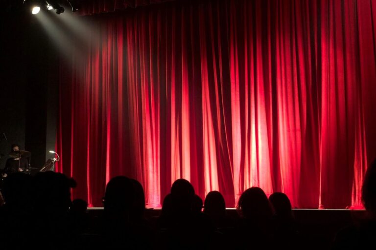 El aula como escenario: performatividad, conexión y el arte de enseñar